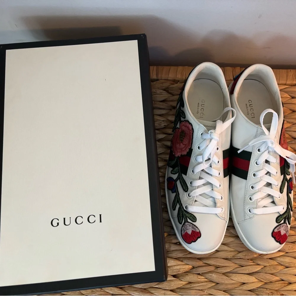 Gucci Women's White Sneakers with Red Floral Embroidery - Picture 4 of 16
